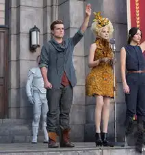 饥饿游戏2戏里戏外皆高定上演华美盛宴
