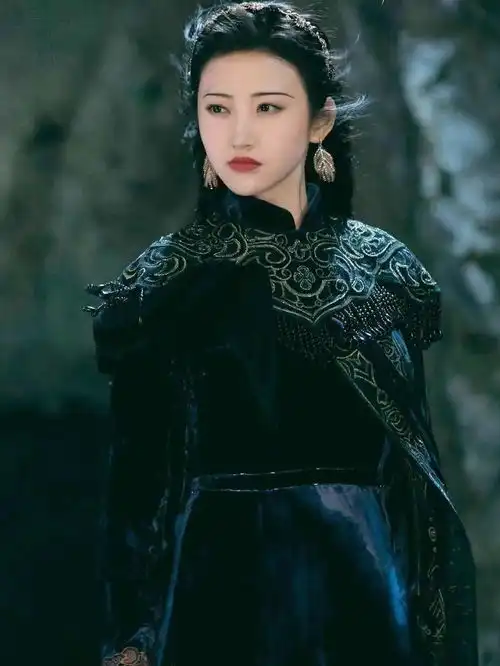 凭什么没有服装赞助的司藤,却总能因为服装冲上热搜