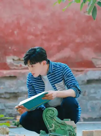 邓伦上新了故宫造型,老干部衬衫,配5800宝石胸针真洋气
