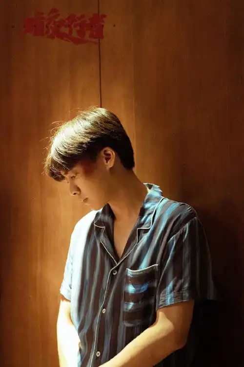 组图李易峰暗夜行者最新剧照穿条纹家居服铁汉柔情
