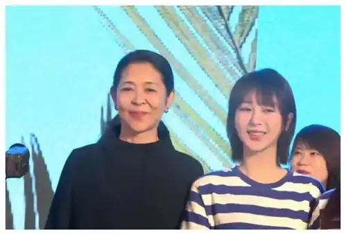杨紫倪萍首演母女开机照2人眉眼极像,61岁倪萍似年轻30岁