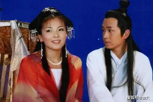 刘涛潘粤明久违再同框,拉手聊天很亲密,网友直呼许仙白娘子
