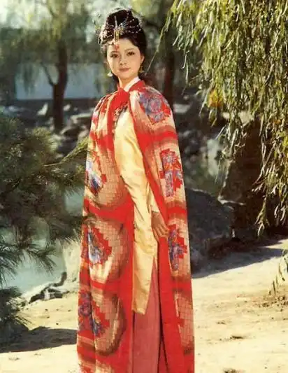 从弃演王熙凤到28岁轻生,在香港的10年间她经历了什么
