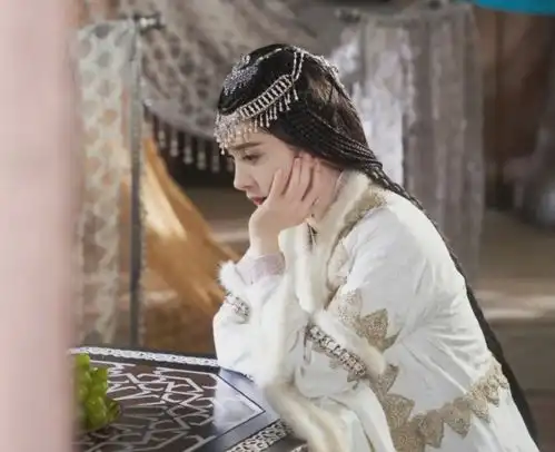 斛珠夫人破12亿,陈小纭扮相美到观众,杨幂异域古装回归颜值巅峰