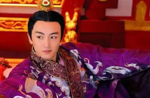 他虽然是皇室之人,但是却在民间长大,不过最终继承大统
