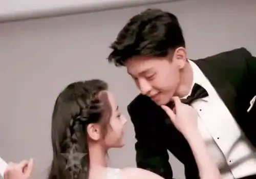 一千零一夜放高甜剧照,邓伦吻迪丽热巴头发,两人还互摸下巴
