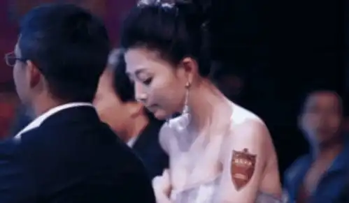 她年轻时甜的像个水蜜桃,离婚后越来越大胆,今40岁活成男人梦想
