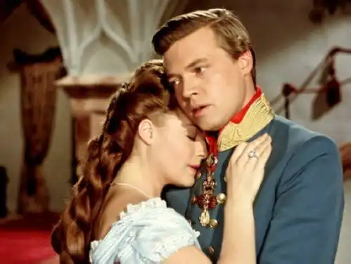 历史上的茜茜公主国王对她一见钟情,独子和情人自杀,很悲惨