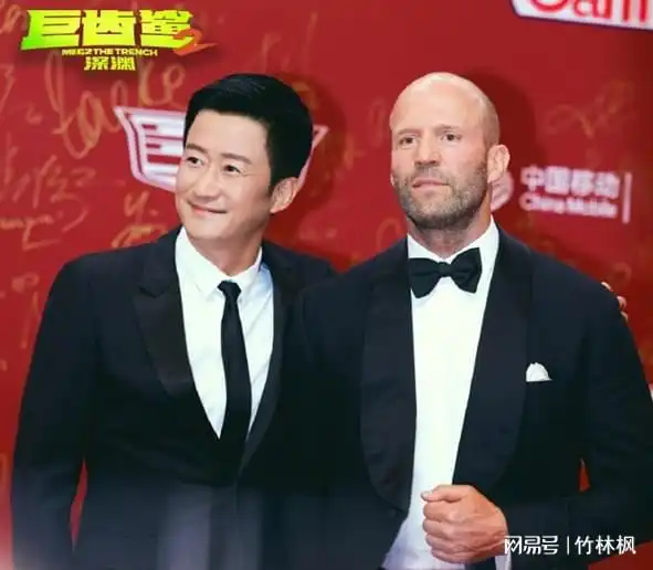 吴京带巨齿鲨剧组吃淄博烧烤,老外点赞国人的善良
