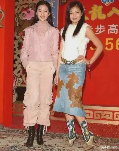 看,刘亦菲,这招牌动作太可爱了,以前是手放口袋里,现在是掐腰