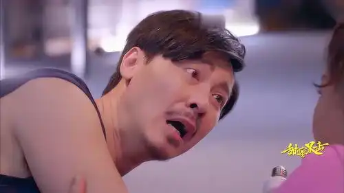 甜蜜暴击大叔要帮阿姨换灯泡
