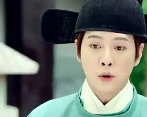 夜天子叶小天送了夏莹莹一束野花,夏莹莹很高兴,太容易满足了
