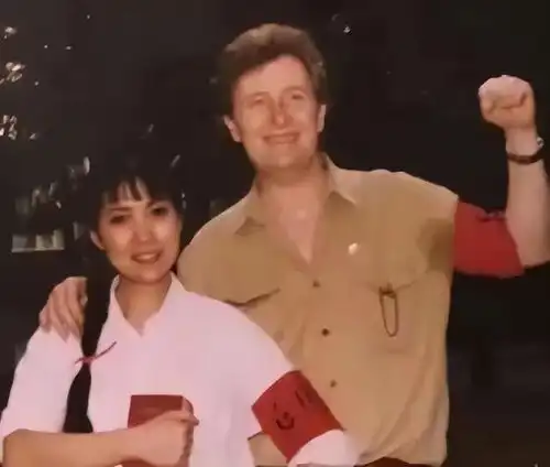 她是狂飙里的崔姨,初恋张铁林,为嫁老外与家人决裂,婚后一天提100次离婚,却被丈夫宠了一辈子
