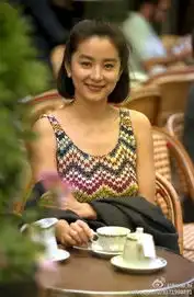 林青霞昔日美照曝光撩裙摆秀美腿
