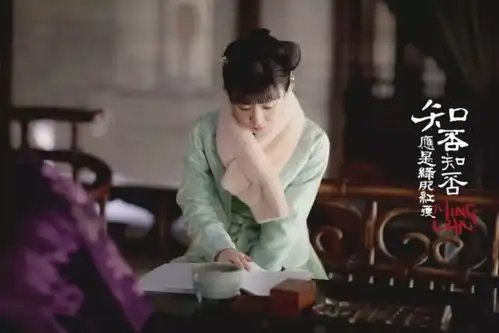 知否曝新剧照赵丽颖一袭紫衣高贵典雅古典韵味足
