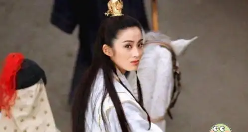 杨幂白衣骑马剧照流出,却意外撞脸倚天屠龙记,谁还记得张敏回眸一笑
