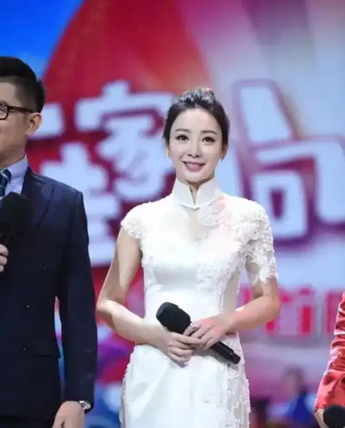 柳岩轻松驾驭白色镂空蕾丝旗袍,景甜美到犯规程度的美照
