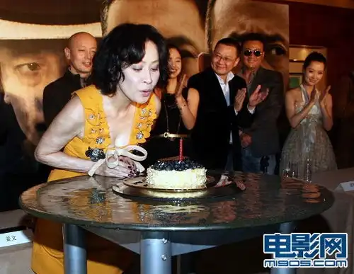刘嘉玲挤胸秀鸽子蛋姜文偷拍葛优成微博控
