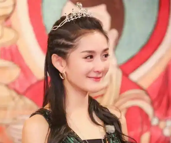 当女星戴上皇冠后,杨颖赵丽颖唐嫣郑爽鞠婧祎,谁更公主范
