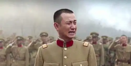 他是少帅的贴身保镖,因忠心护主英勇牺牲,死后少帅为其修祠堂