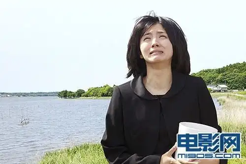 性感满岛光为新片牺牲形象穿白衣扮工人显滑稽