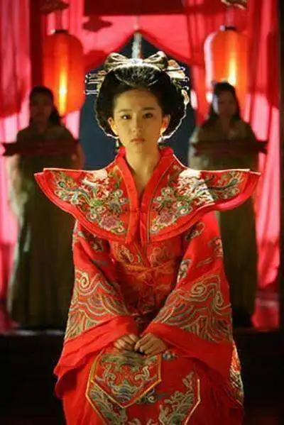 版本不同的小龙女穿红色嫁衣,刘亦菲最老气,没想到小龙包最惊艳
