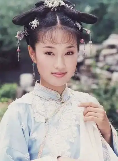 马伊琍终于放弃妈妈头,包臀裙里还套西裤,42岁美回20岁