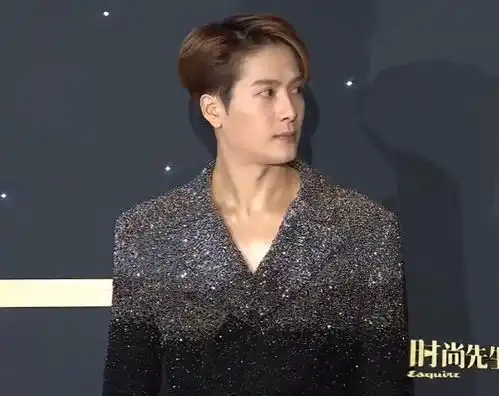 众星出席时尚先生盛典景甜金属裙身材好,龚俊全身火龙果色抢镜
