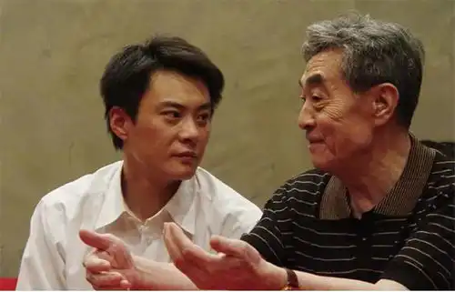 专访丨话剧天边外导演王斑小剧场,大作为
