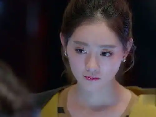 谈判官碧晨来安慰天宇,天宇喝的烂醉,还把碧晨认成童薇
