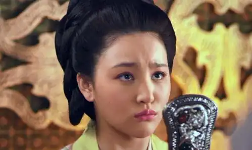 曾被誉为小刘亦菲,如今灵气尽失成网红脸,下巴有点吓人