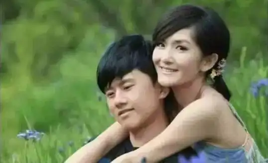 谢娜晒爸妈年轻合照,网友不说的话,我还以为是她和张杰