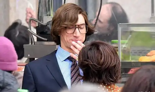 ladygaga35岁生日,一边想自己的男友和狗,一边热吻片中老公