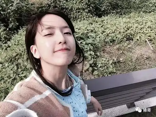 林依晨和陈匡怡聚餐合影,又是一波回忆杀,可是林依晨的发际线倒退有点狠
