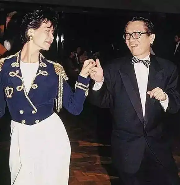 讥笑刘德华,调戏林青霞,这个纵横香港乐坛30年的老流氓,死后被千万人景仰传奇
