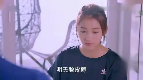 甜蜜暴击方宙拿起了她的手机指着她和明天的合照要删掉,方宇站起来制止了
