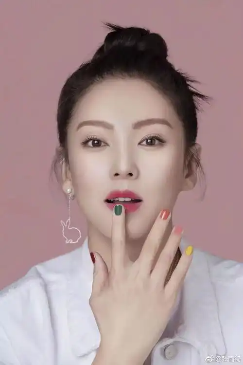 林允美人鱼2杀青除了和张雨绮pk演技,二人还分享唇色,快吃下这波安利