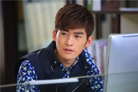 华丽上班族掀职场风云张翰不做导游做屌丝