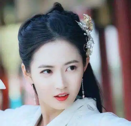 看了陈钰琪镜双城的路透照,顿感视觉疲劳了,造型没有突破