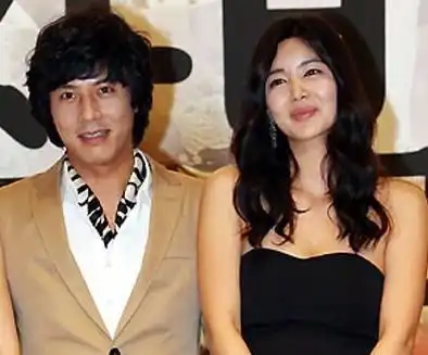 韩在硕凭天桥风云爆红,妻子外貌不输宋慧乔,49岁不老男神
