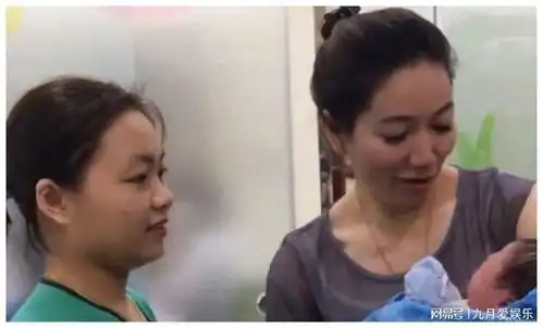 女儿生孩子,妈妈探望却被误认为姐姐,网友最美丈母娘错不了