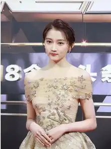关晓彤身穿裸色薄纱抹胸星星图案礼服亮相盛典跟星光一样闪亮
