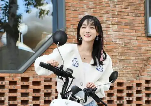 白敬亭何泓姗新剧杀青,七年后再合作,剧照让人梦回匆匆那年