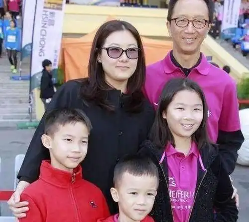 跳水冠军伏明霞,嫁给大26岁的富豪,高龄却想生四胎
