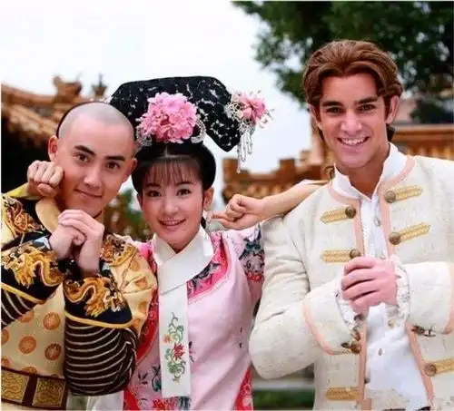 新还珠格格班杰明求婚男友成功,晒婚戒报喜讯,知情人透露已举行婚礼