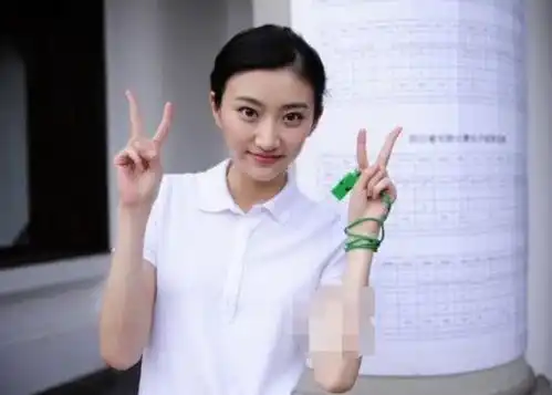 莫名其妙就歪嘴的女星,金晨景甜都很严重,这是动脸后遗症