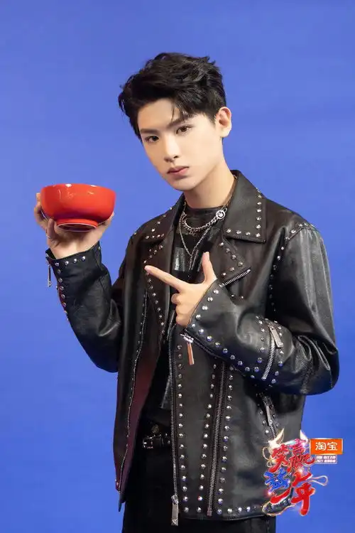 喜剧春晚发布黄明昊新剧照帅气弟弟带着真喜碗分享福气
