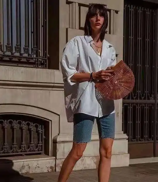 今年时髦的百慕大短裤,试试这样穿,可比穿牛仔短裤好看多了