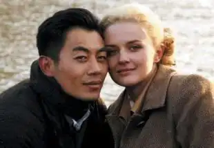 朱亚文新剧演绎50年跨国恋情老年造型剧照曝光
