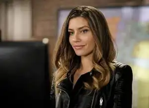 绿箭侠第五季新剧照oliver和felicity被困